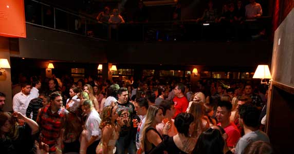 Acontece na sexta-feira a noite Popnejo no Maevva Bar Acontece na sexta-feira a noite Popnejo no Maevva Bar