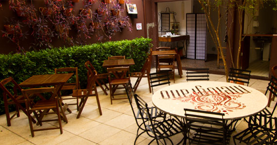 Melograno oferece opções variadas de sanduíche e bebidas para o happy hour Melograno oferece opções variadas de sanduíche e bebidas para o happy hour