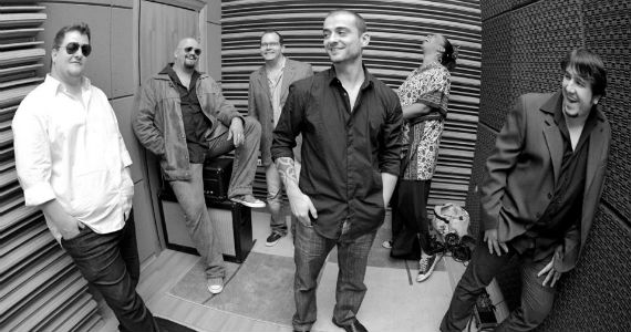 Old School Soul Band se apresenta no Bourbon Street Music Club Old School Soul Band se apresenta no Bourbon Street Music Club