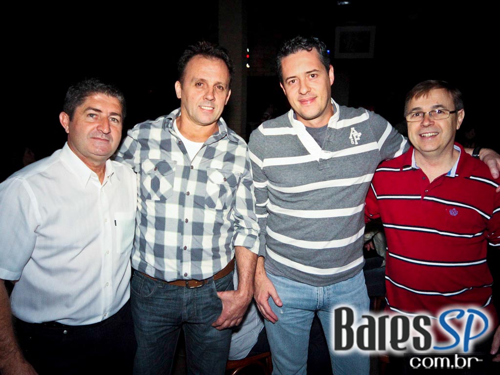 Banda de pop rock e Flashback até os tempos atuais com DJ convidado no Buena Vista Club Banda de pop rock e Flashback até os tempos atuais com DJ convidado no Buena Vista Club