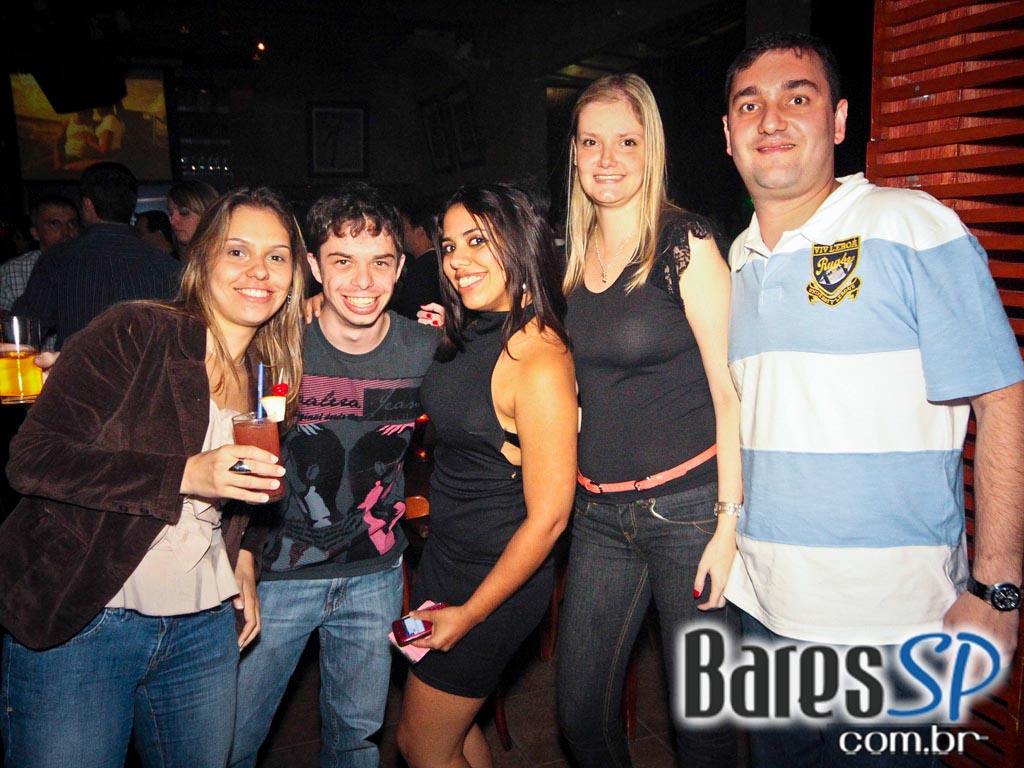 Banda de pop rock e Flashback até os tempos atuais com DJ convidado no Buena Vista Club Banda de pop rock e Flashback até os tempos atuais com DJ convidado no Buena Vista Club