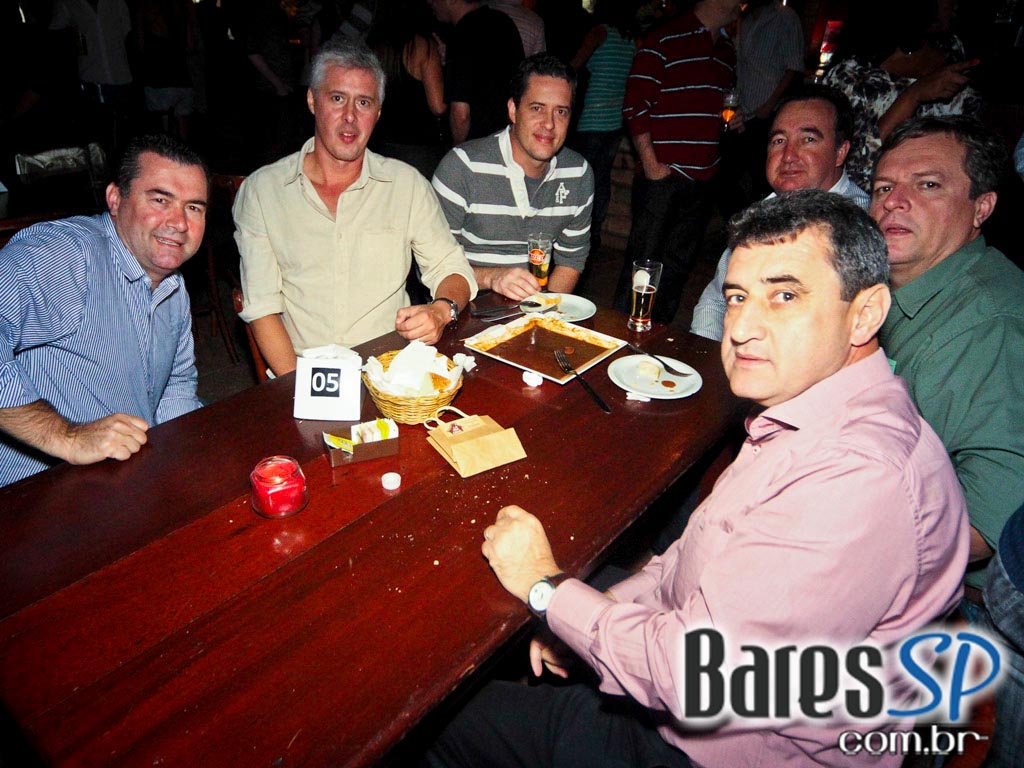 Banda de pop rock e Flashback até os tempos atuais com DJ convidado no Buena Vista Club Banda de pop rock e Flashback até os tempos atuais com DJ convidado no Buena Vista Club