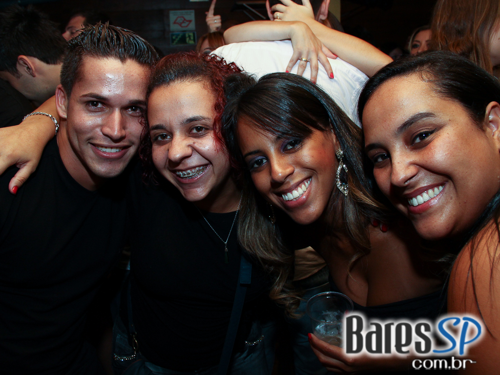 Sábado animado com muita música no Bar Camará Sábado animado com muita música no Bar Camará