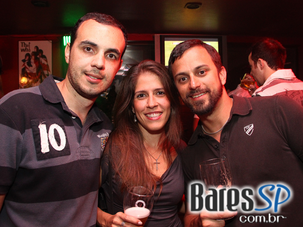Banda Betto Luck e William Kim se apresentaram na véspera de feriado do Republic Pub Banda Betto Luck e William Kim se apresentaram na véspera de feriado do Republic Pub