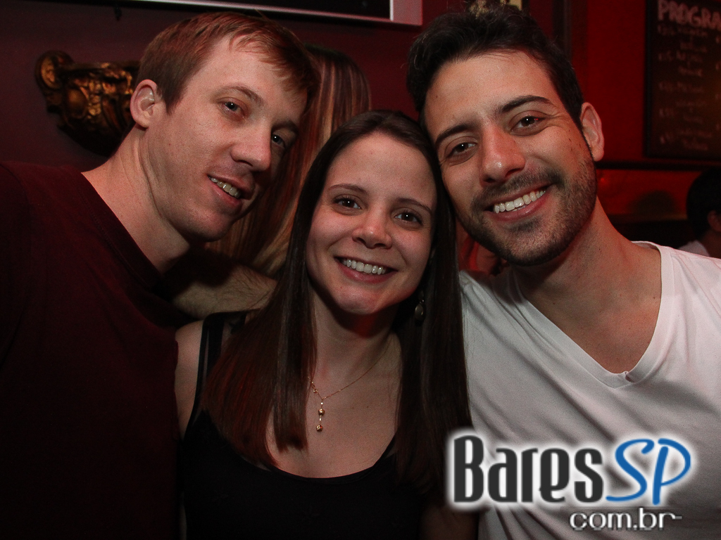 Banda Betto Luck e William Kim se apresentaram na véspera de feriado do Republic Pub Banda Betto Luck e William Kim se apresentaram na véspera de feriado do Republic Pub