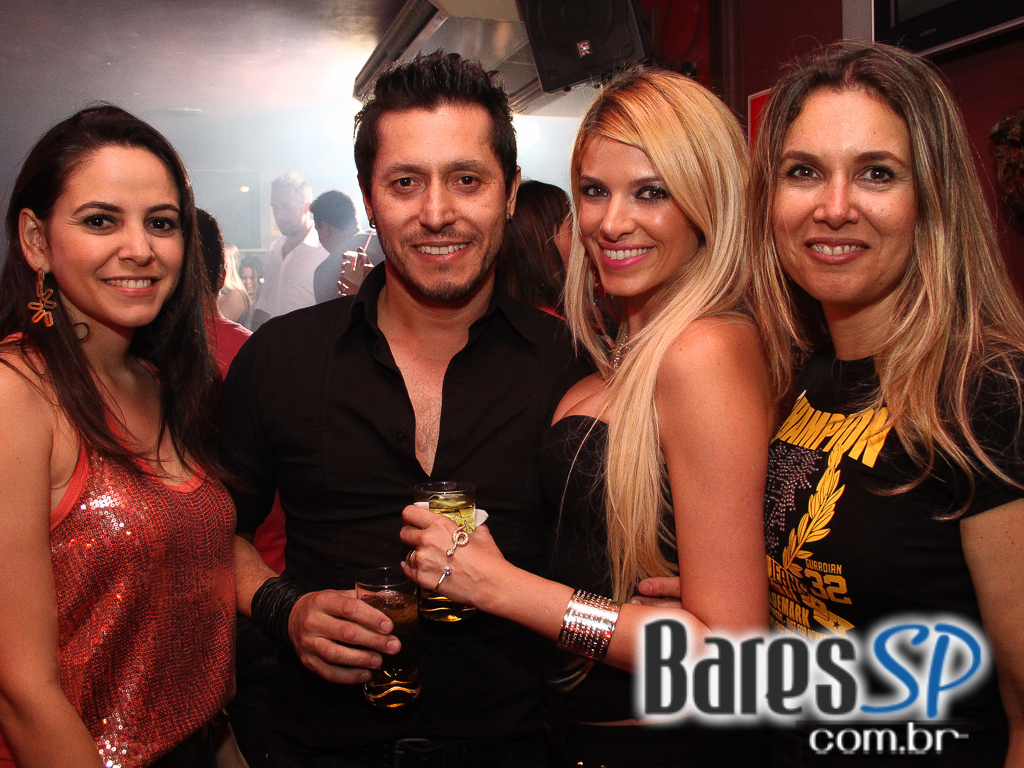 Banda Betto Luck e William Kim se apresentaram na véspera de feriado do Republic Pub Banda Betto Luck e William Kim se apresentaram na véspera de feriado do Republic Pub
