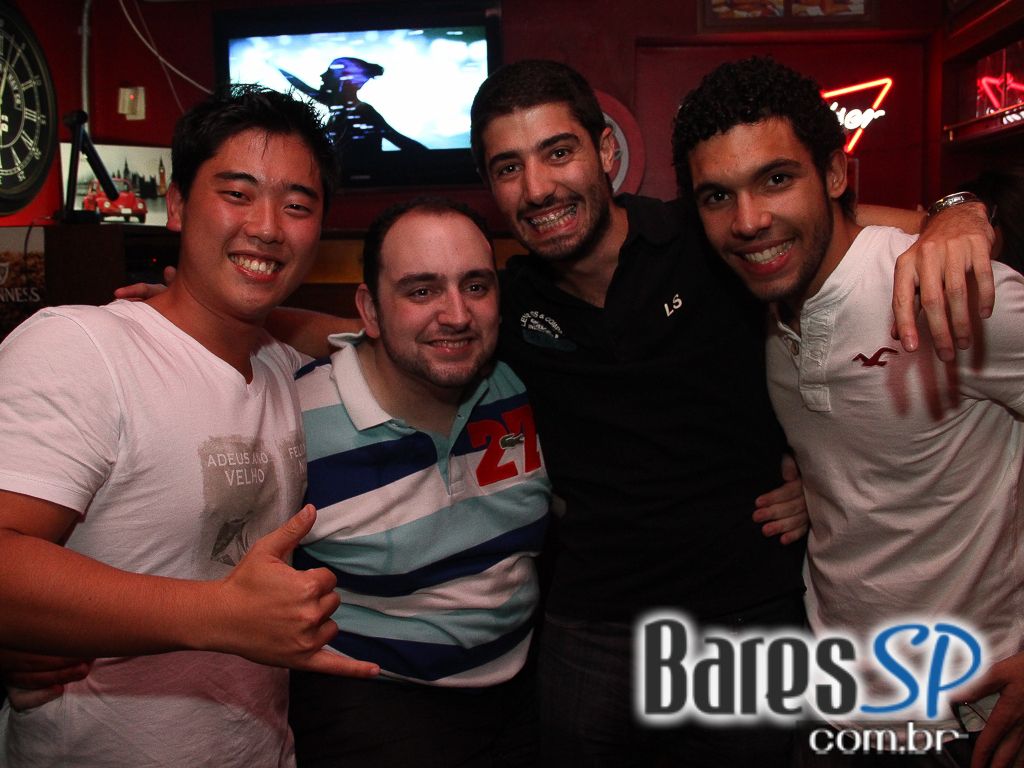 Banda Betto Luck e William Kim se apresentaram na véspera de feriado do Republic Pub Banda Betto Luck e William Kim se apresentaram na véspera de feriado do Republic Pub