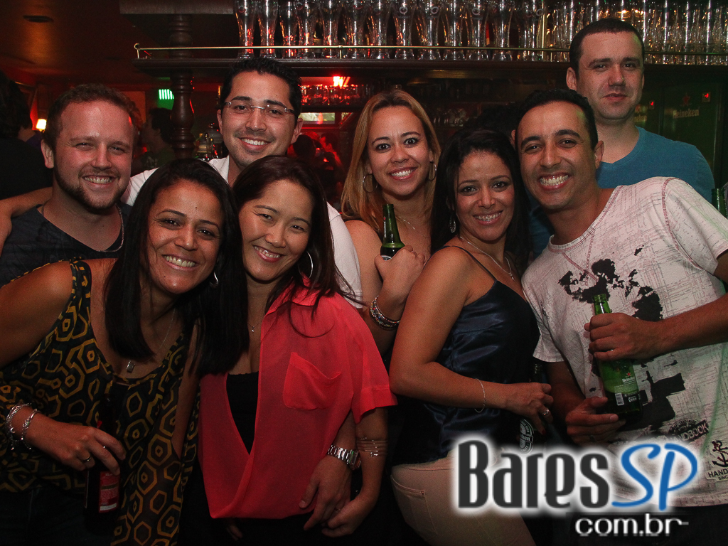 Banda Betto Luck e William Kim se apresentaram na véspera de feriado do Republic Pub Banda Betto Luck e William Kim se apresentaram na véspera de feriado do Republic Pub