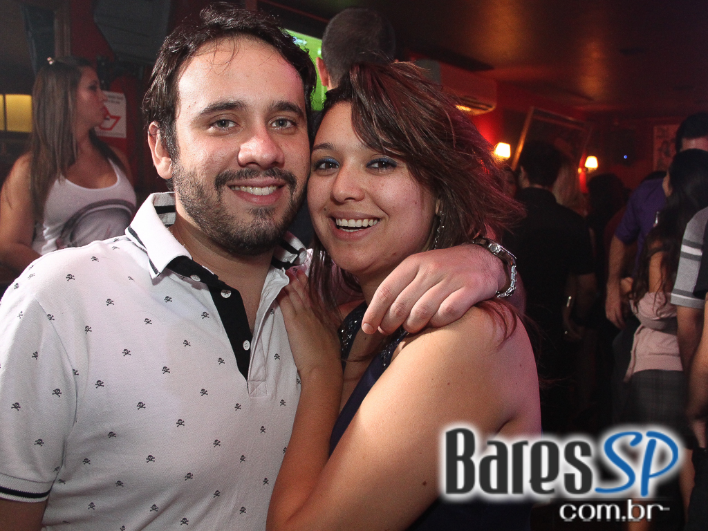 Banda Betto Luck e William Kim se apresentaram na véspera de feriado do Republic Pub Banda Betto Luck e William Kim se apresentaram na véspera de feriado do Republic Pub