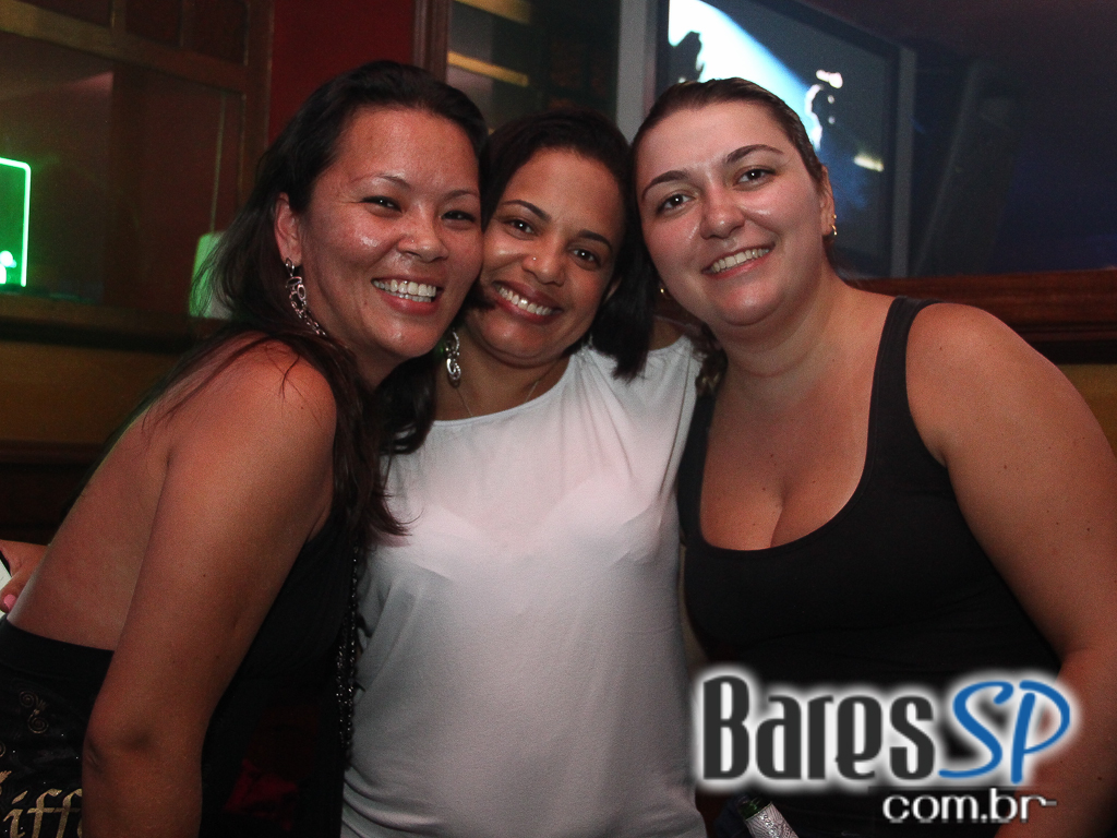 Banda Betto Luck e William Kim se apresentaram na véspera de feriado do Republic Pub Banda Betto Luck e William Kim se apresentaram na véspera de feriado do Republic Pub