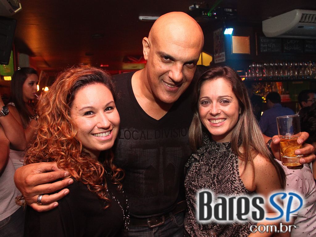 Banda Betto Luck e William Kim se apresentaram na véspera de feriado do Republic Pub Banda Betto Luck e William Kim se apresentaram na véspera de feriado do Republic Pub