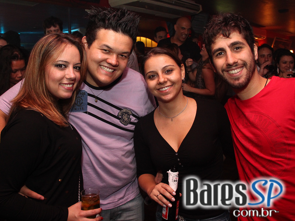 Banda Betto Luck e William Kim se apresentaram na véspera de feriado do Republic Pub Banda Betto Luck e William Kim se apresentaram na véspera de feriado do Republic Pub