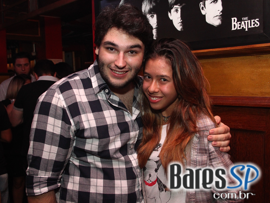 Banda Betto Luck e William Kim se apresentaram na véspera de feriado do Republic Pub Banda Betto Luck e William Kim se apresentaram na véspera de feriado do Republic Pub