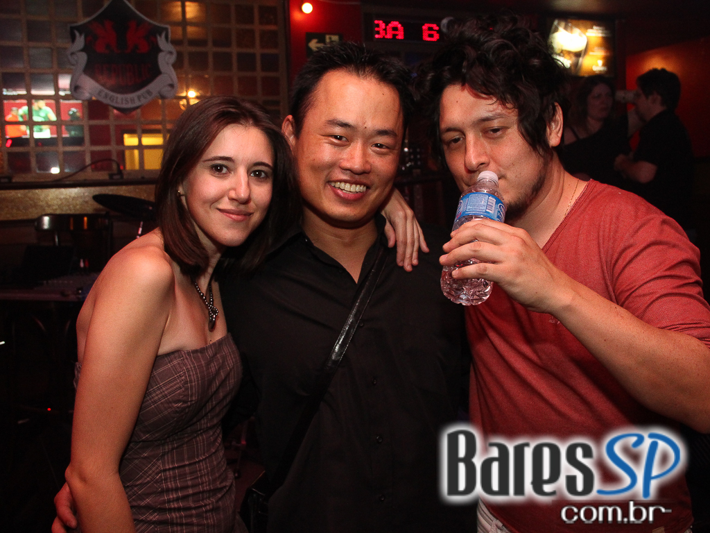 Banda Betto Luck e William Kim se apresentaram na véspera de feriado do Republic Pub Banda Betto Luck e William Kim se apresentaram na véspera de feriado do Republic Pub