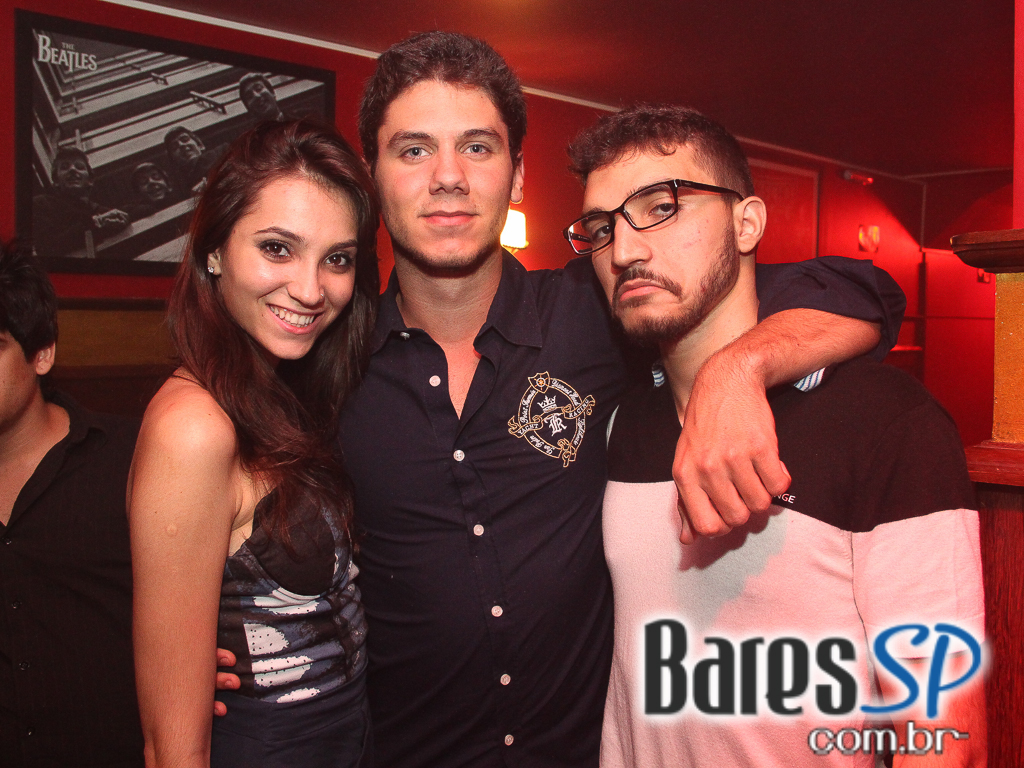 Banda Betto Luck e William Kim se apresentaram na véspera de feriado do Republic Pub Banda Betto Luck e William Kim se apresentaram na véspera de feriado do Republic Pub