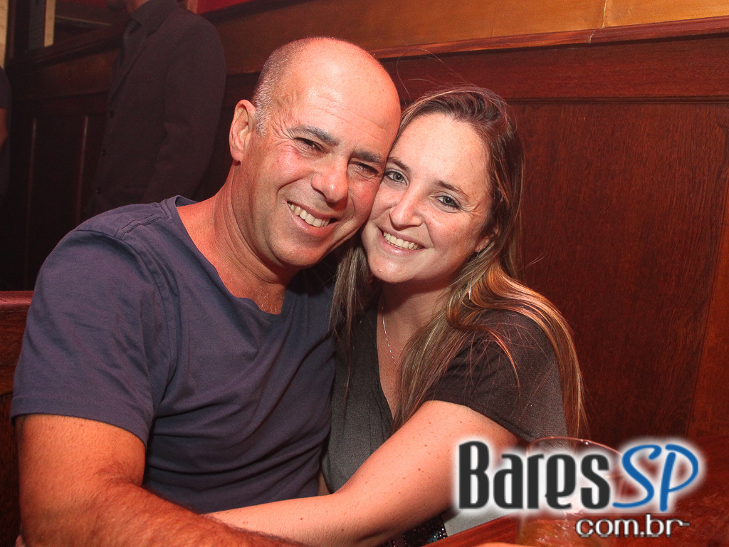 Banda Betto Luck e William Kim se apresentaram na véspera de feriado do Republic Pub Banda Betto Luck e William Kim se apresentaram na véspera de feriado do Republic Pub