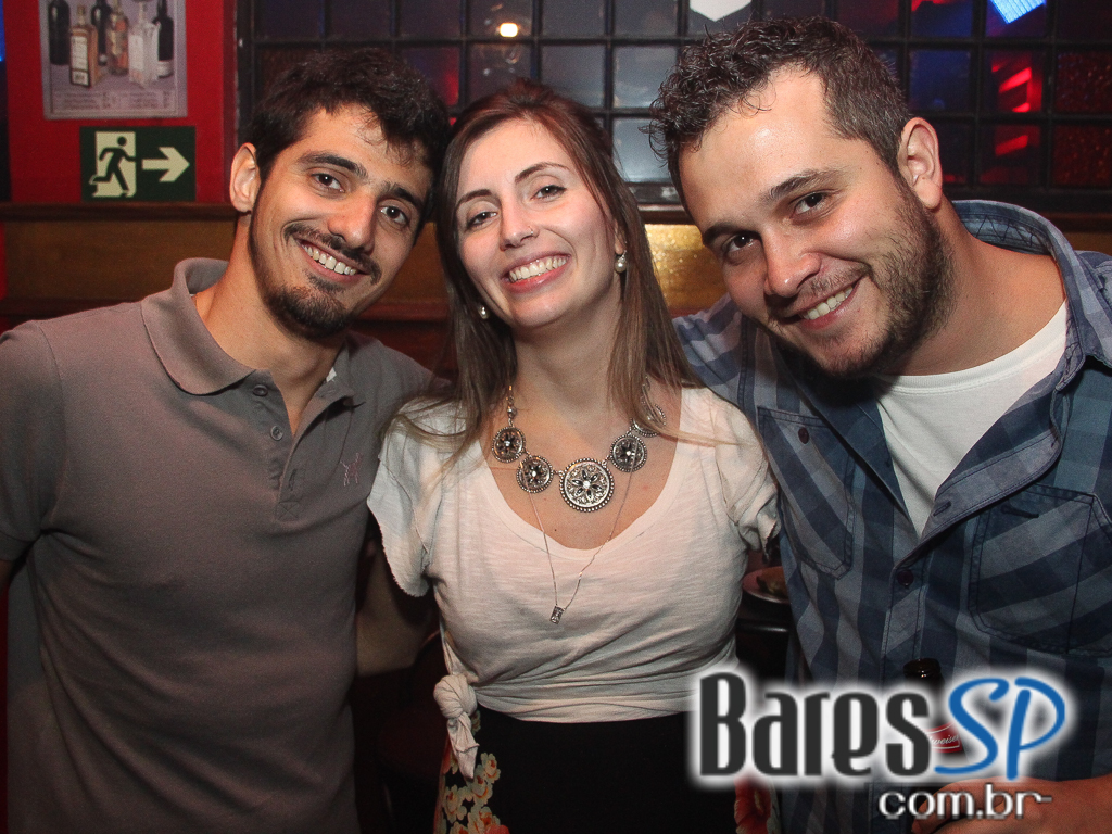 Banda Betto Luck e William Kim se apresentaram na véspera de feriado do Republic Pub Banda Betto Luck e William Kim se apresentaram na véspera de feriado do Republic Pub