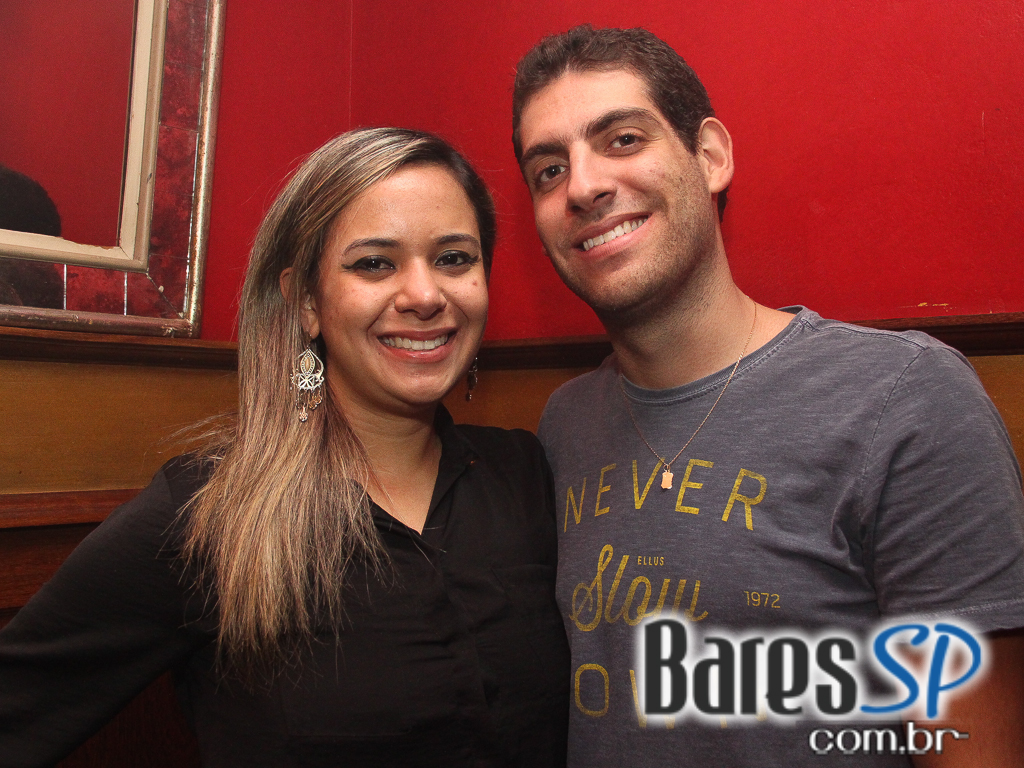Banda Betto Luck e William Kim se apresentaram na véspera de feriado do Republic Pub Banda Betto Luck e William Kim se apresentaram na véspera de feriado do Republic Pub