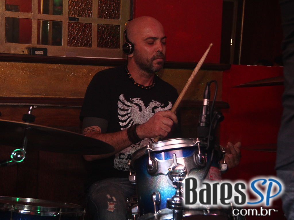 Banda Betto Luck e William Kim se apresentaram na véspera de feriado do Republic Pub Banda Betto Luck e William Kim se apresentaram na véspera de feriado do Republic Pub