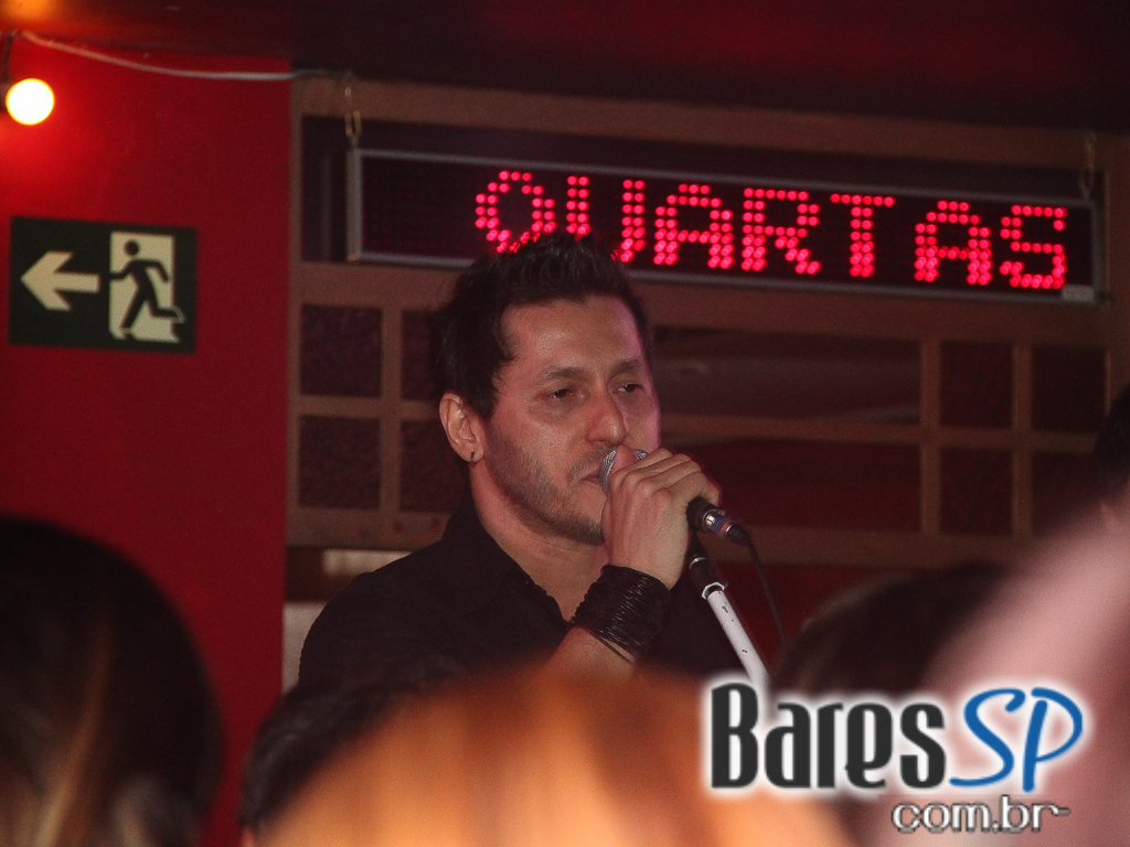 Banda Betto Luck e William Kim se apresentaram na véspera de feriado do Republic Pub Banda Betto Luck e William Kim se apresentaram na véspera de feriado do Republic Pub