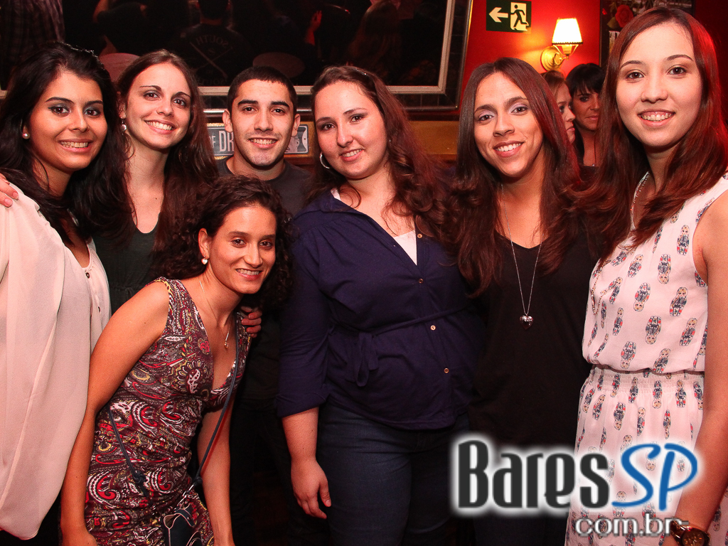 Banda Betto Luck e William Kim se apresentaram na véspera de feriado do Republic Pub Banda Betto Luck e William Kim se apresentaram na véspera de feriado do Republic Pub