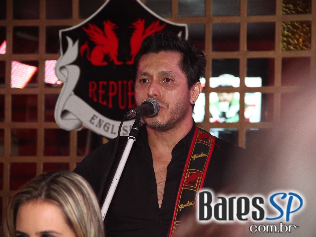 Banda Betto Luck e William Kim se apresentaram na véspera de feriado do Republic Pub Banda Betto Luck e William Kim se apresentaram na véspera de feriado do Republic Pub