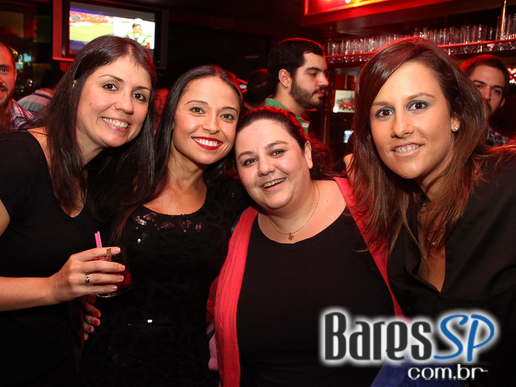 Banda Betto Luck e William Kim se apresentaram na véspera de feriado do Republic Pub Banda Betto Luck e William Kim se apresentaram na véspera de feriado do Republic Pub