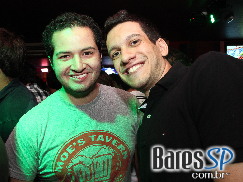 Banda Betto Luck e William Kim se apresentaram na véspera de feriado do Republic Pub Banda Betto Luck e William Kim se apresentaram na véspera de feriado do Republic Pub