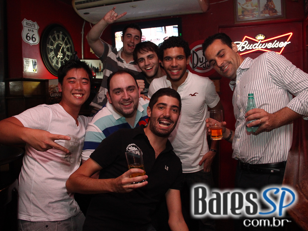 Banda Betto Luck e William Kim se apresentaram na véspera de feriado do Republic Pub Banda Betto Luck e William Kim se apresentaram na véspera de feriado do Republic Pub