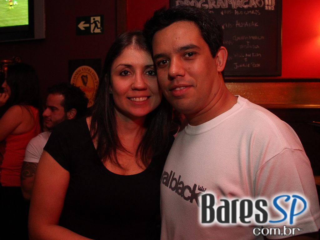 Banda Betto Luck e William Kim se apresentaram na véspera de feriado do Republic Pub Banda Betto Luck e William Kim se apresentaram na véspera de feriado do Republic Pub