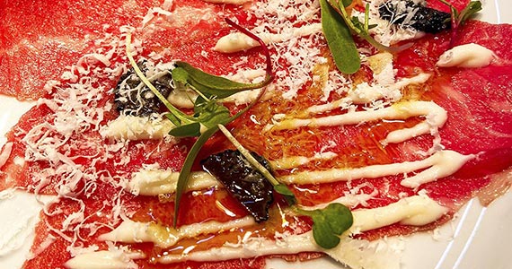 Restaurante giratório Lassù é novidade italiana na zona norte - Estadão