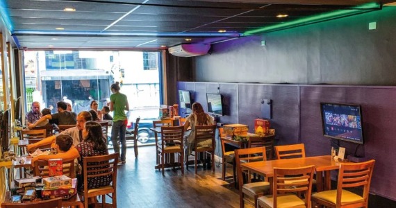 Fan Hour - Games and Burgers