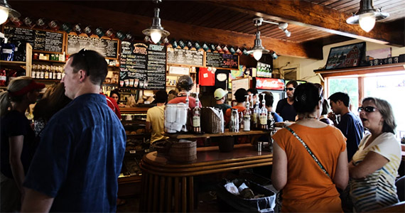 Quais são os assuntos que estão a bombar nas mesas dos bares mais badalados da Faria Lima?