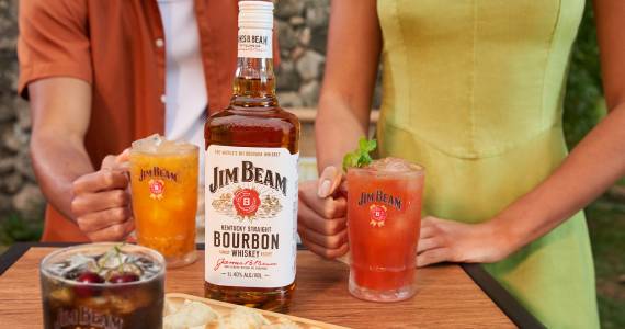 Verão e carnaval: como adaptar o consumo do bourbon aos dias quentes com Jim Beam
