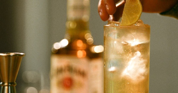 Jim Beam On Tap chega ao Brasil com drinques direto da torneira