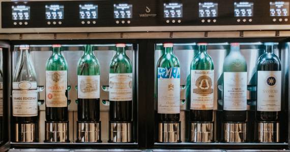 Vinhos raros e luxuosos ocupam as enomatics do Mont Cristo Wine Bar 