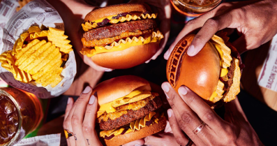 Outback lança novo burger exclusivo com RUFFLES sabor costela barbecue