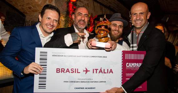 Bartender Daniel Estevan, do Rio de Janeiro, é o grande vencedor do Campari Bartender Competition 2022