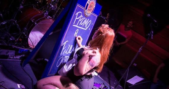 Banda Monk E Burlesque Girl comandam a noite de sábado com muito pop rock no Ozzie Pub Eventos BaresSP 570x300 imagem