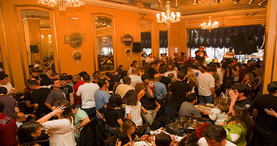 Apresentação de Maria Angelica no palco do Bar Brahma