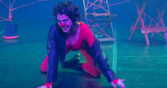 Peça 'A Queda' Traz Humor e Crítica ao Espaço Parlapatões em SP