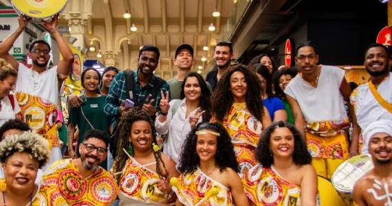 Bloco Afro É di Santo acorda com a batucada afrobrasileira na Zona Sul