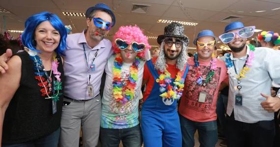 Bloco Apito de Mestre transforma a Vila Aurora em passarela do samba