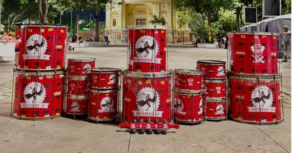 Bloco Urubó levanta voo: Tradição e bateria quente no Largo da Matriz