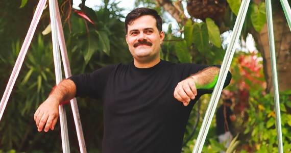 DJ Bernardo Pinheiro comanda o som no projeto Cena Brasil