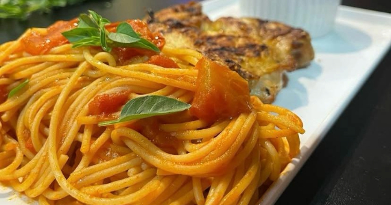 Garagem 55 celebra mães com almoço especial e diversão