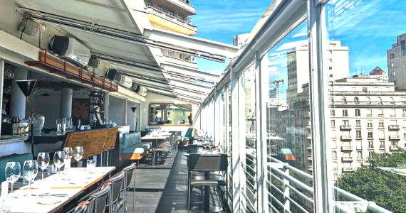 Esther Rooftop comemora 9 anos com arte e menu especial