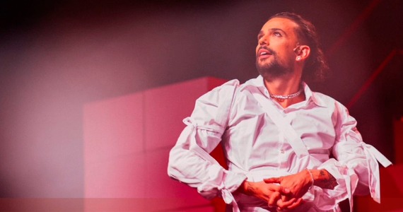 Vitor diCastro retorna aos palcos com a comédia “INTENSO – meu retorno de Saturno”