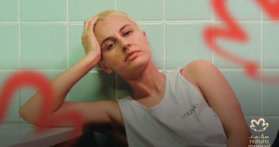 Maria Beraldo celebra 1 ano do álbum Colinho na Casa Natura