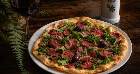 SalaVip lança pizza napolitana de pastrami para celebrar o Dia dos Pais SalaVip lança pizza napolitana de pastrami para celebrar o Dia dos Pais